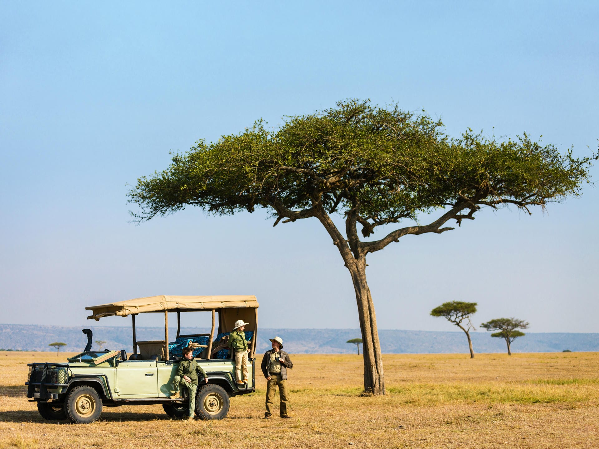 Familie mit einem Safari Auto im Nationalpark