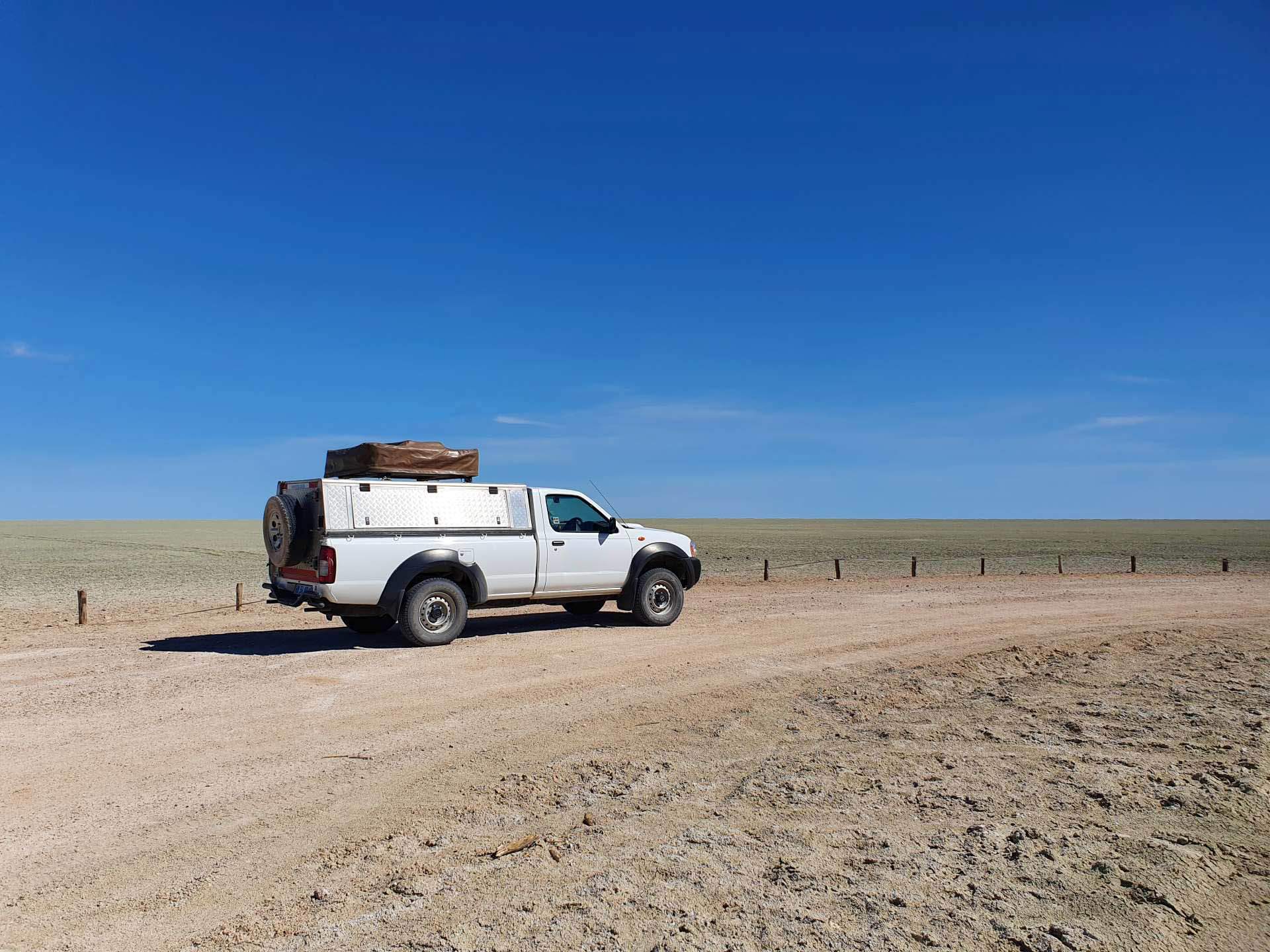 Die weite Etosha Salzpfanne
